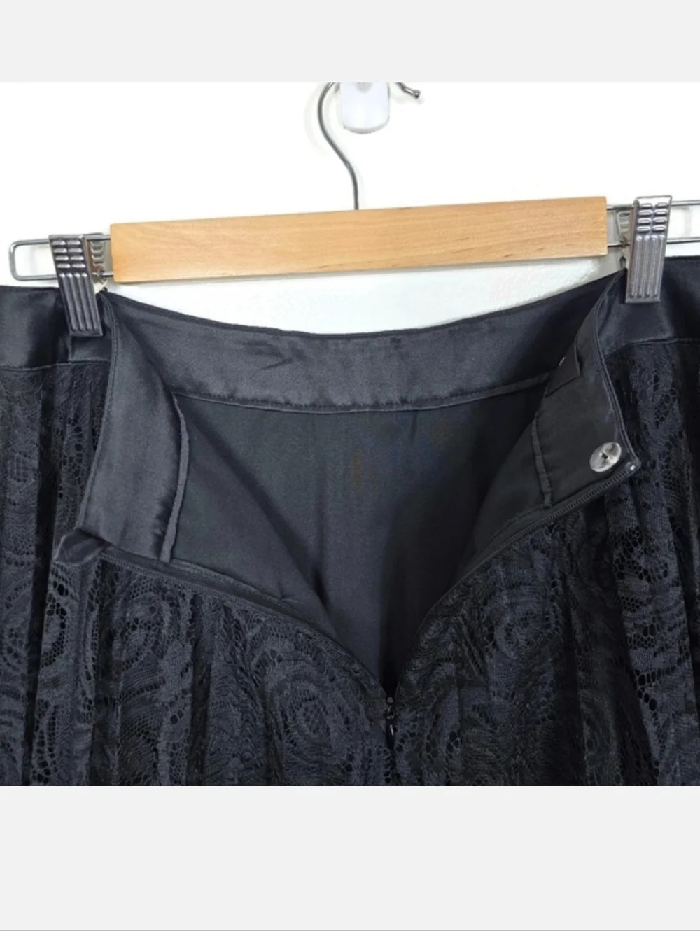Vintage Escada Pleated Lace Skirt Scalloped Hem US 6 Black